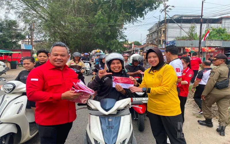 Jelang HUT RI ke-81, Bupati dan Kapolres Landak Bagikan 3.677 Bendera Merah Putih ke Warga