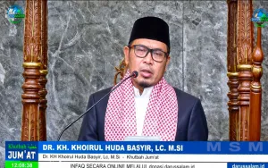 Khutbah di Masjid Darussalam Kota Wisata, KH. Khoirul Huda Basyir Ajak Umat Isi Kemerdekaan dengan Meningkatkan Kualitas SDM Berlandaskan Iman dan Takwa