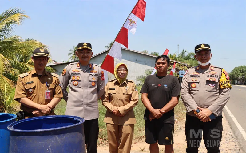 Wujudkan Kepedulian Polri di Tengah Kemarau, Polres Ketapang Salurkan Bantuan Air Bersih Untuk Warga Tanjung Baik Budi