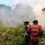 Polres Ketapang Bersama Jajaran dan Tim Gabungan Patroli Padamkan Karhutla di MHU