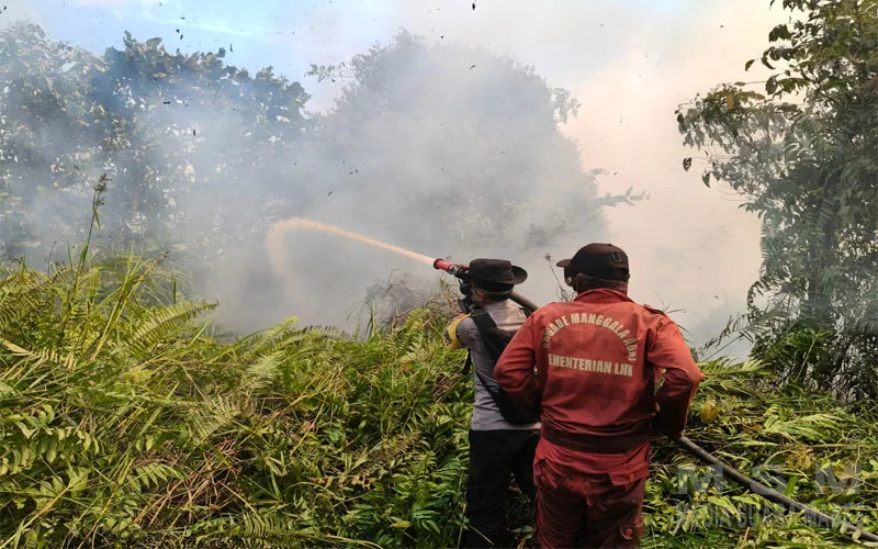 Polres Ketapang Bersama Jajaran dan Tim Gabungan Patroli Padamkan Karhutla di MHU