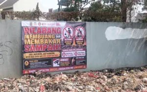 23 Armada Dikerahkan, DLH Kabupaten Bekasi Angkut Sampah di Jalan Irigasi Kampung Tanah Tinggi