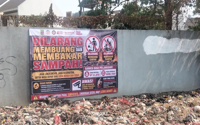 23 Armada Dikerahkan, DLH Kabupaten Bekasi Angkut Sampah di Jalan Irigasi Kampung Tanah Tinggi