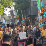 Mewakili Kapolres Ketapang, Kapolsek Benua Kayong Hadiri Kegiatan Robo-Robo Di Tepian Sungai Pawan