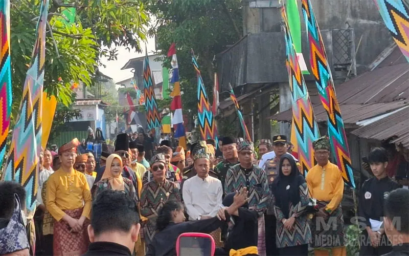 Mewakili Kapolres Ketapang, Kapolsek Benua Kayong Hadiri Kegiatan Robo-Robo Di Tepian Sungai Pawan