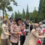 Polda Kalbar Semarakkan HUT RI ke-81 dengan Gerakan Pembagian Bendera Merah Putih