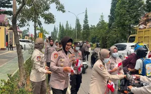 Polda Kalbar Semarakkan HUT RI ke-81 dengan Gerakan Pembagian Bendera Merah Putih