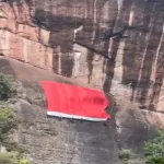 Merah Putih Raksasa Dibentangkan di Tebing Lembah Harau, Semarak HUT RI ke-81