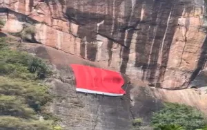 Merah Putih Raksasa Dibentangkan di Tebing Lembah Harau, Semarak HUT RI ke-81