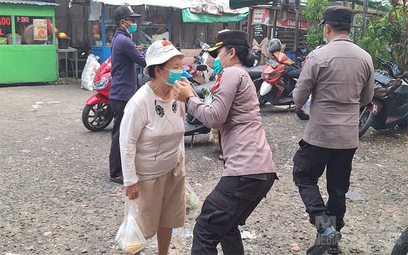 Polda Kalbar Edukasi Warga Cegah Karhutla dan Bagikan Masker di Pasar Kemuning