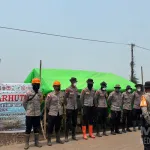 Personel BKO Sat Brimob Polri Laksanakan Pemadaman Karhutla di Desa Pelang KM 10