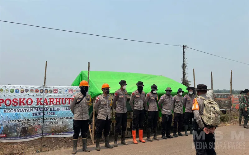 Personel BKO Sat Brimob Polri Laksanakan Pemadaman Karhutla di Desa Pelang KM 10