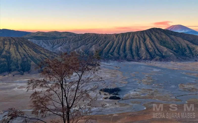 Pesona Sunrise di Puncak Bromo, Keindahan Fajar yang Memukau