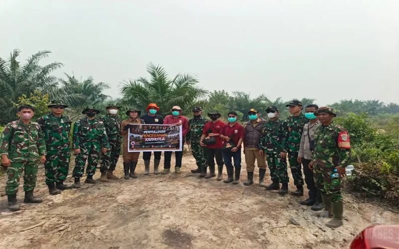 Tim Mabes TNI Cek Titik Api di Nyarumkop, Warga Diimbau Waspadai Karhutla