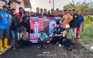 Tim Relawan Ayatulloh Perbaiki Jalan Rusak Menuju Sekolahan di Kampung Tambun Baru
