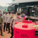 Kapolda Kalbar Turun Langsung, Salurkan Air Bersih dan Cek Kesehatan Warga Terdampak Karhutla di Kubu Raya