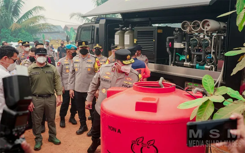 Kapolda Kalbar Turun Langsung, Salurkan Air Bersih dan Cek Kesehatan Warga Terdampak Karhutla di Kubu Raya