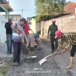 Relawan Ayatulloh Perbaiki Jalan dan Pasang Lampu Penerangan di Kampung Tambun Baru