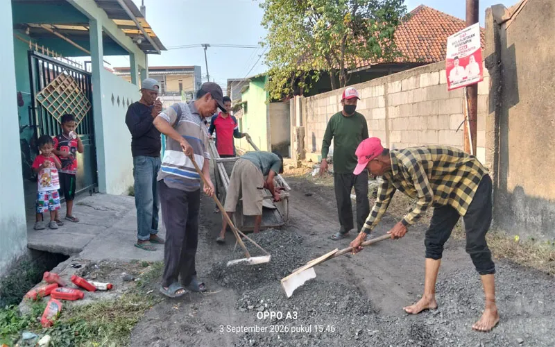 Relawan Ayatulloh Perbaiki Jalan dan Pasang Lampu Penerangan di Kampung Tambun Baru