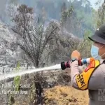 Polsek Sandai Bersama Tim Gabungan Padamkan Karhutla di Dusun Batu Kambing