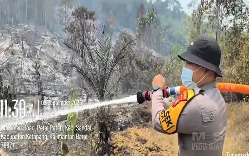 Polsek Sandai Bersama Tim Gabungan Padamkan Karhutla di Dusun Batu Kambing
