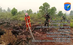 Tak Beri Ruang Api Berkobar, Babinsa dan Satgas BKO YTP 839/SA Kepung Karhutla di Pangmilang