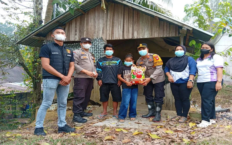 Patroli Hotspot Karhutla, Kapolsek Monterado Sekaligus Salurkan Bansos kepada Warga Kurang Mampu