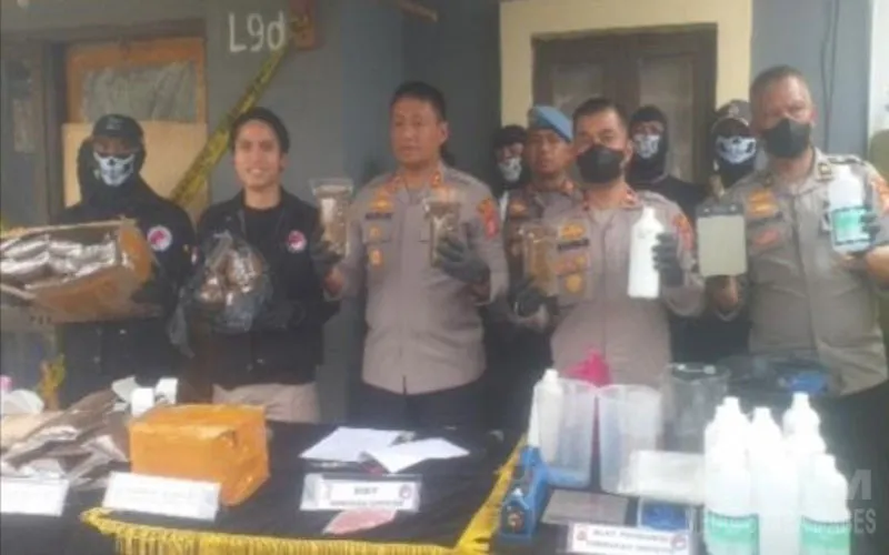 Polisi Bongkar Rumah di Batu Jajar Kab. Bandung Barat, Desa Pangauban Diduga Home Industri Tembakau Sintetis
