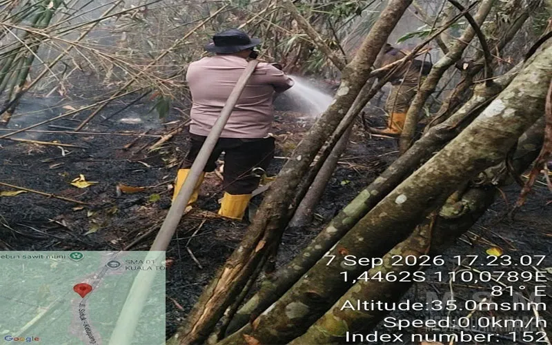 Polsek Matan Hilir Utara Gerak Cepat Padamkan Karhutla di Desa Kuala Tolak