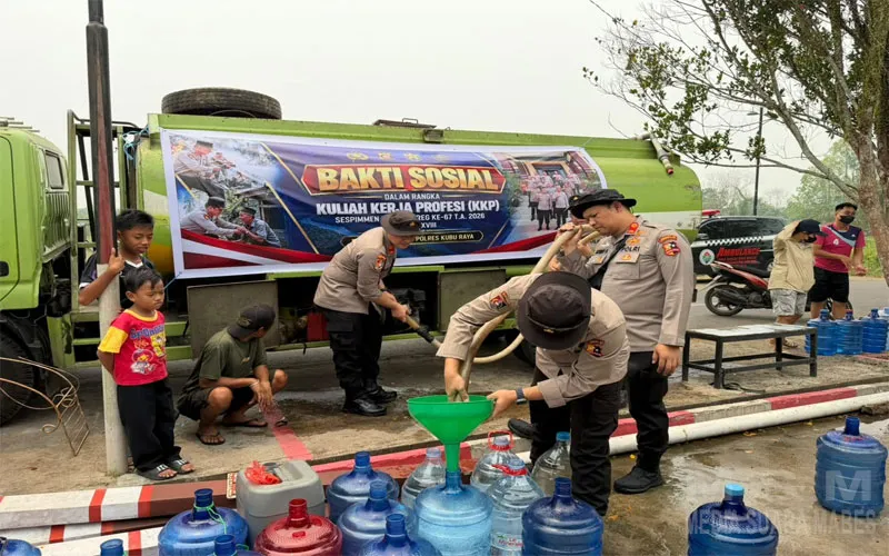 Polda Kalbar Hadir di Tengah Krisis, Salurkan Air Bersih dan Gelar Bakti Kesehatan