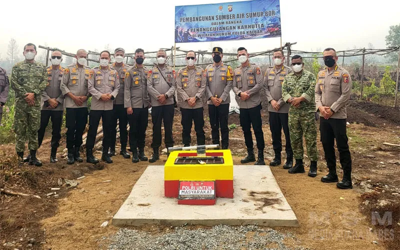Satgas Edukasi Dari Sespimti Polri Dikreg 36 Tinjau Langsung dan Bantu Pendinginan di Titik Api Karhutla di Kubu Raya