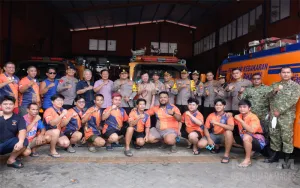 Kapolda Kalbar Bersama Satgas Edukasi Sespimti Salurkan Air Bersih untuk Warga Pontianak