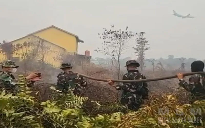 TNI Bersama Serdik Sespimti Polri Tinjau dan Lakukan Pendinginan Titik Karhutla di Kubu Raya