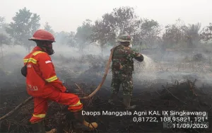 Koramil Singkawang Selatan dan Tim Gabungan Padamkan Karhutla di Pangmilang