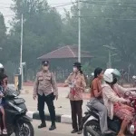 Sat Binmas Polres Landak Bagikan 500 Masker di Tengah Kabut Asap
