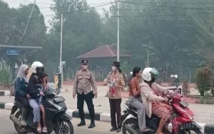 Sat Binmas Polres Landak Bagikan 500 Masker di Tengah Kabut Asap
