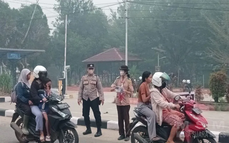 Sat Binmas Polres Landak Bagikan 500 Masker di Tengah Kabut Asap