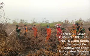 Api Padam, Asap Masih Mengepul, Babinsa dan Tim Gabungan Perketat Pendinginan Karhutla di Singkawang Utara