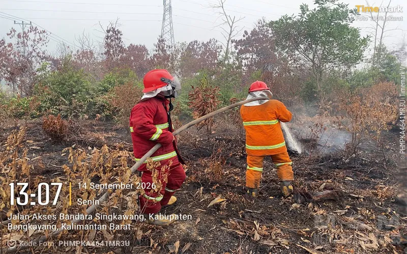 Jaga Api Tak Kembali Berkobar, Babinsa Bersama Tim Gabungan Perkuat Pendinginan Karhutla di Pangmilang