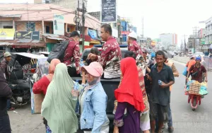 Jumat Berkah, Bid Humas Polda Sumut Berbagi Kasih dengan Sopir, Pengemudi Becak Motor dan Ojol