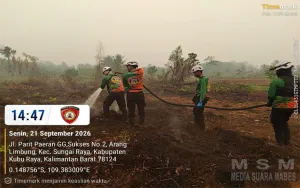 Cegah Api Meluas, Satgas Aman Nusa II Padamkan Karhutla di Kubu Raya