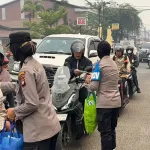 Peduli Kesehatan Warga, Polwan Polres Ketapang Bagikan Ratusan Masker di Tengah Kabut Asap Karhutla