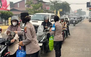 Peduli Kesehatan Warga, Polwan Polres Ketapang Bagikan Ratusan Masker di Tengah Kabut Asap Karhutla