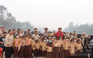 Bersama Forkopimda, Kapolres Ketapang Hadiri Peresmian Jembatan Gantung Dusun Lipat Gunting