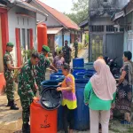Wujud Kepedulian TNI, Kodim 1202/Singkawang Salurkan Air Bersih untuk Masyarakat Kelurahan Kuala