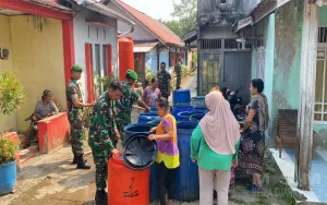 Wujud Kepedulian TNI, Kodim 1202/Singkawang Salurkan Air Bersih untuk Masyarakat Kelurahan Kuala