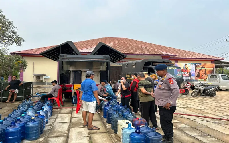 Tak Hanya Tangani Karhutla, Satbrimob Polda Kalbar Bantu Penuhi Kebutuhan Air Bersih Warga Ketapang
