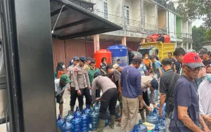 Hadir di Tengah Masyarakat yang Membutuhkan Air Bersih, Polres Ketapang Bersama Brimob Salurkan 30.000 Liter Air Siap Konsumsi