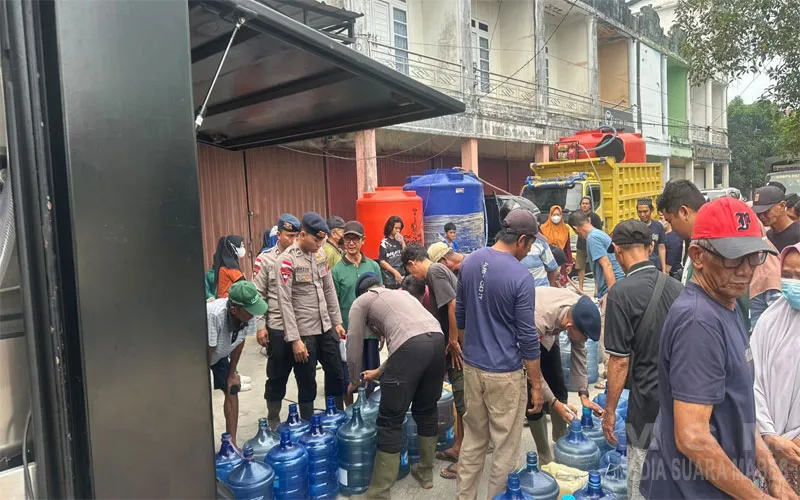 Hadir di Tengah Masyarakat yang Membutuhkan Air Bersih, Polres Ketapang Bersama Brimob Salurkan 30.000 Liter Air Siap Konsumsi