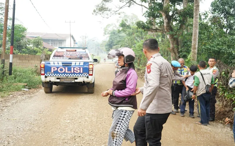 Respons Cepat, Kabid Propam Polda Kalbar dan Kapolres Bengkayang Bantu Ibu dan Anak Korban Kecelakaan